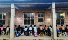 世俱杯平台下载:铁皮房、土操场，这里有一座“筑梦”摔跤馆